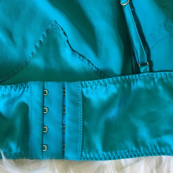 NWT Victorias Secret Clasp-Back High Neck Bralette - Picture 4 of 6